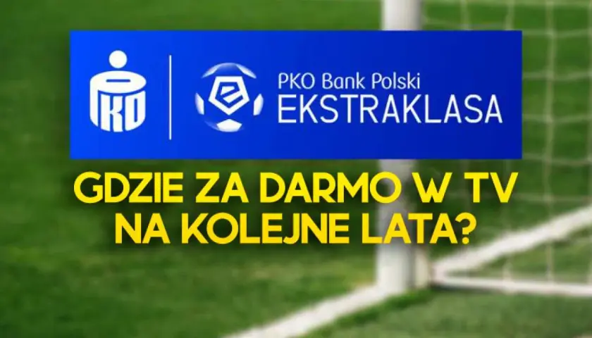 Niebieski baner z logo PKO Ekstraklasa na tle boiska piłkarskiego.