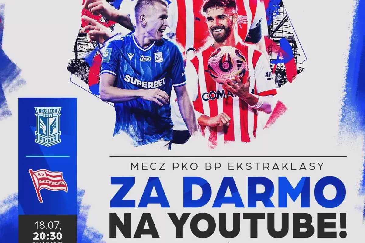 Dwóch piłkarzy w strojach klubowych, jeden w niebieskim, drugi w czerwono-białym, trzyma piłkę.